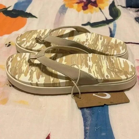 OluKai Nu’a Pi’o Sandals in Wai Camo - Picture 2 of 5